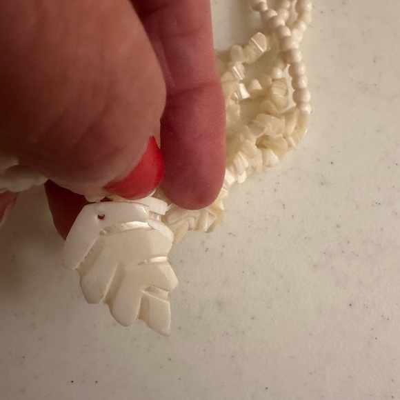 MOTHER OF PEARL - Beautiful Cluster of Leaves and Beads Vintage Necklace 18”L - Picture 6 of 10